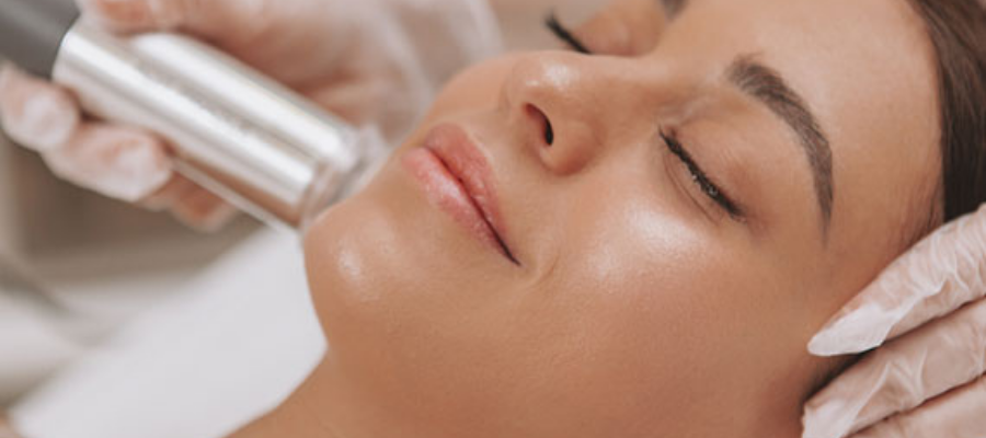 A lady getting Oxygen Facial treatment